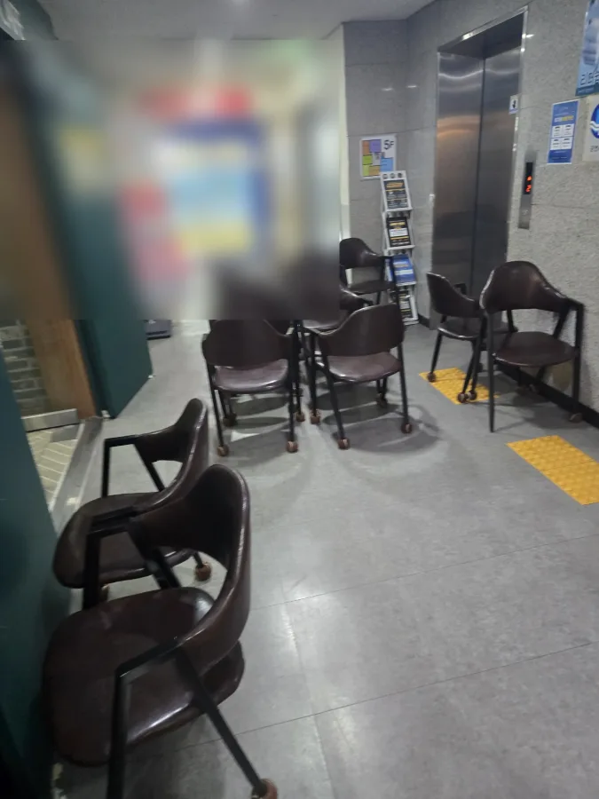대기용 의자가 줄지어 놓인 건물 내부 복도